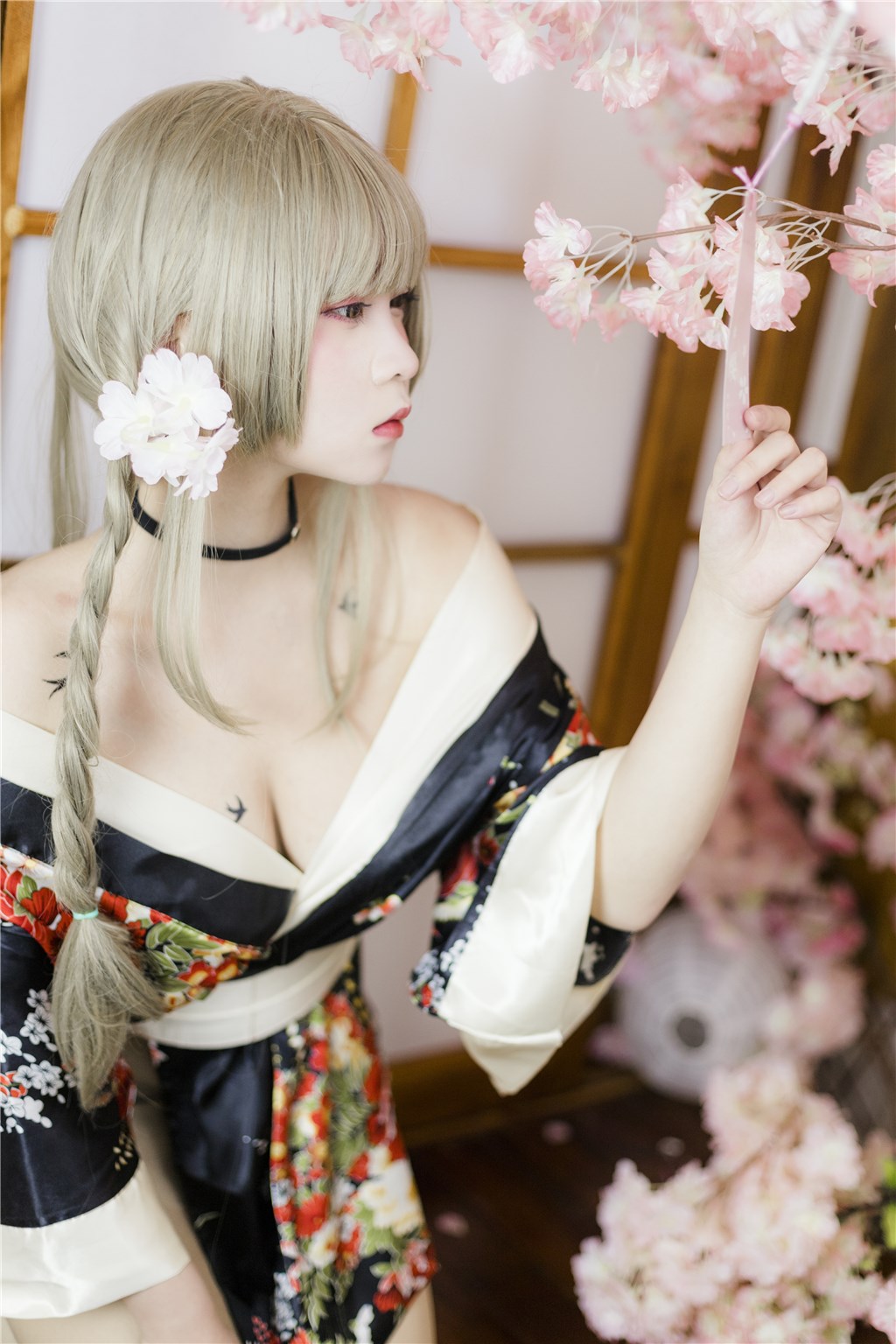 夜半暗潮录:当红偶像深夜秘密派对,黑料内幕震撼全场直击,夜半暗声是什么生肖