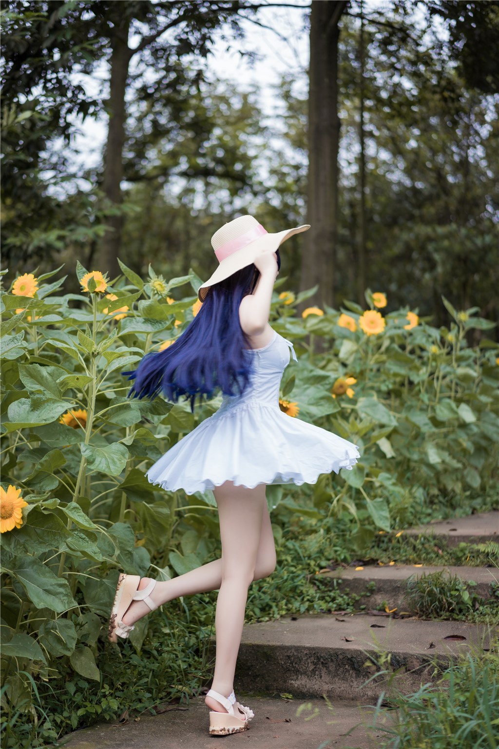 海角社区互动特稿：沙滩派对后捕捉到明星低语中的每个温柔瞬间，点燃全网浪漫讨论